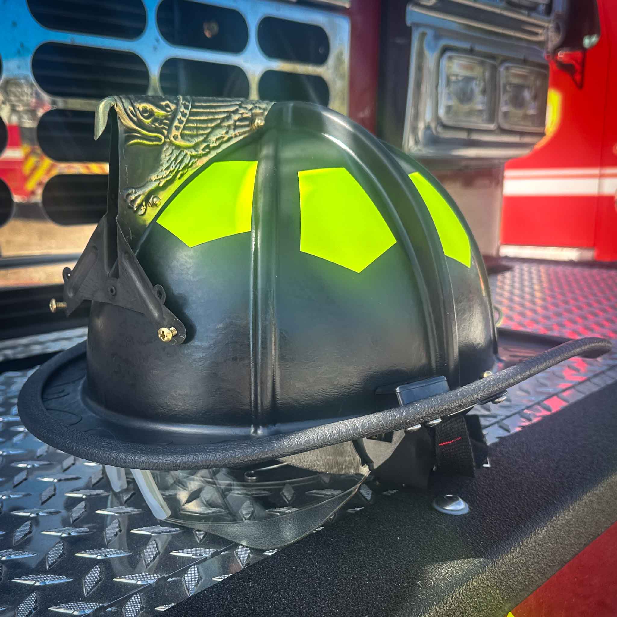 UST LW Black Helmet with Retrak Visor - Image 4