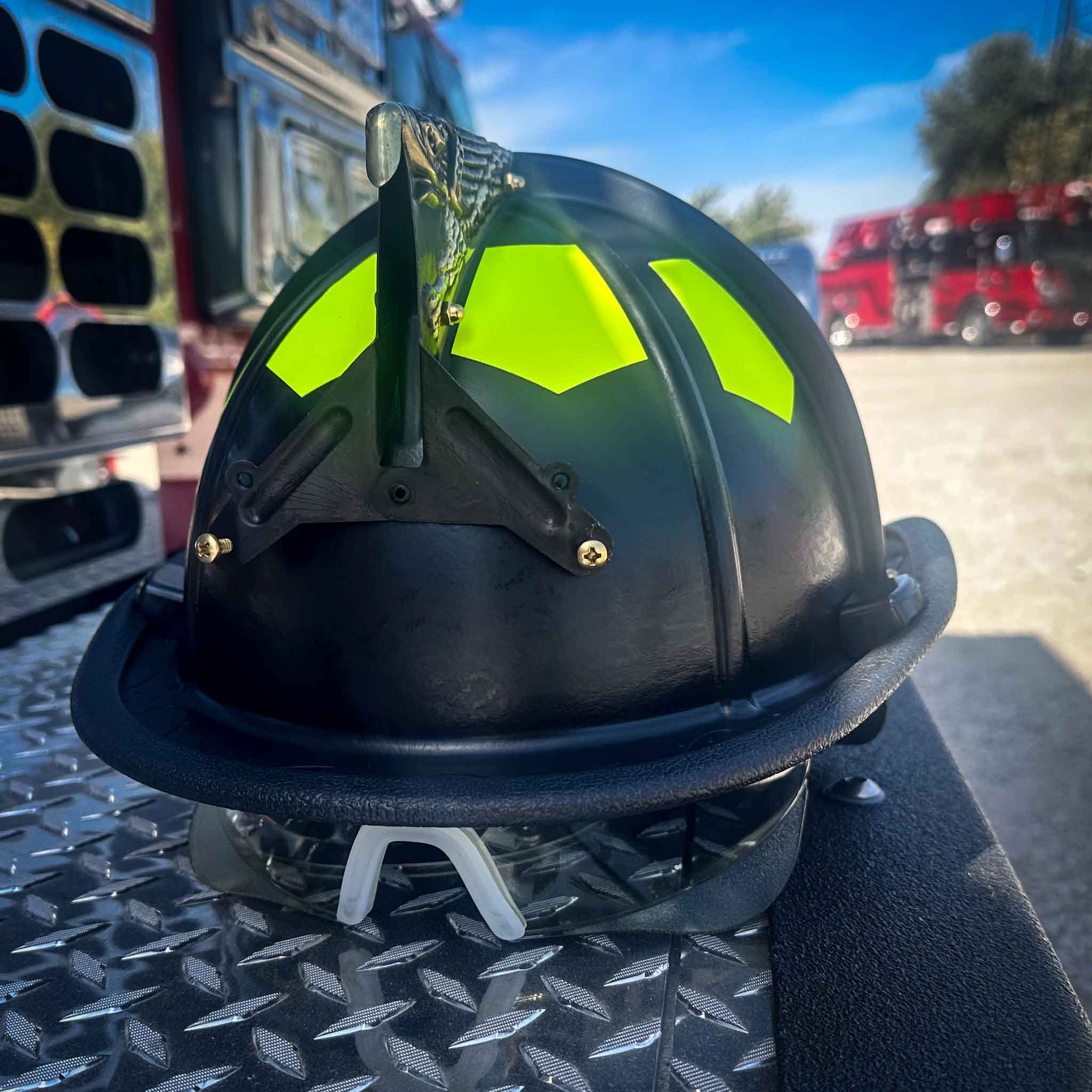 UST LW Black Helmet with Retrak Visor - Image 5
