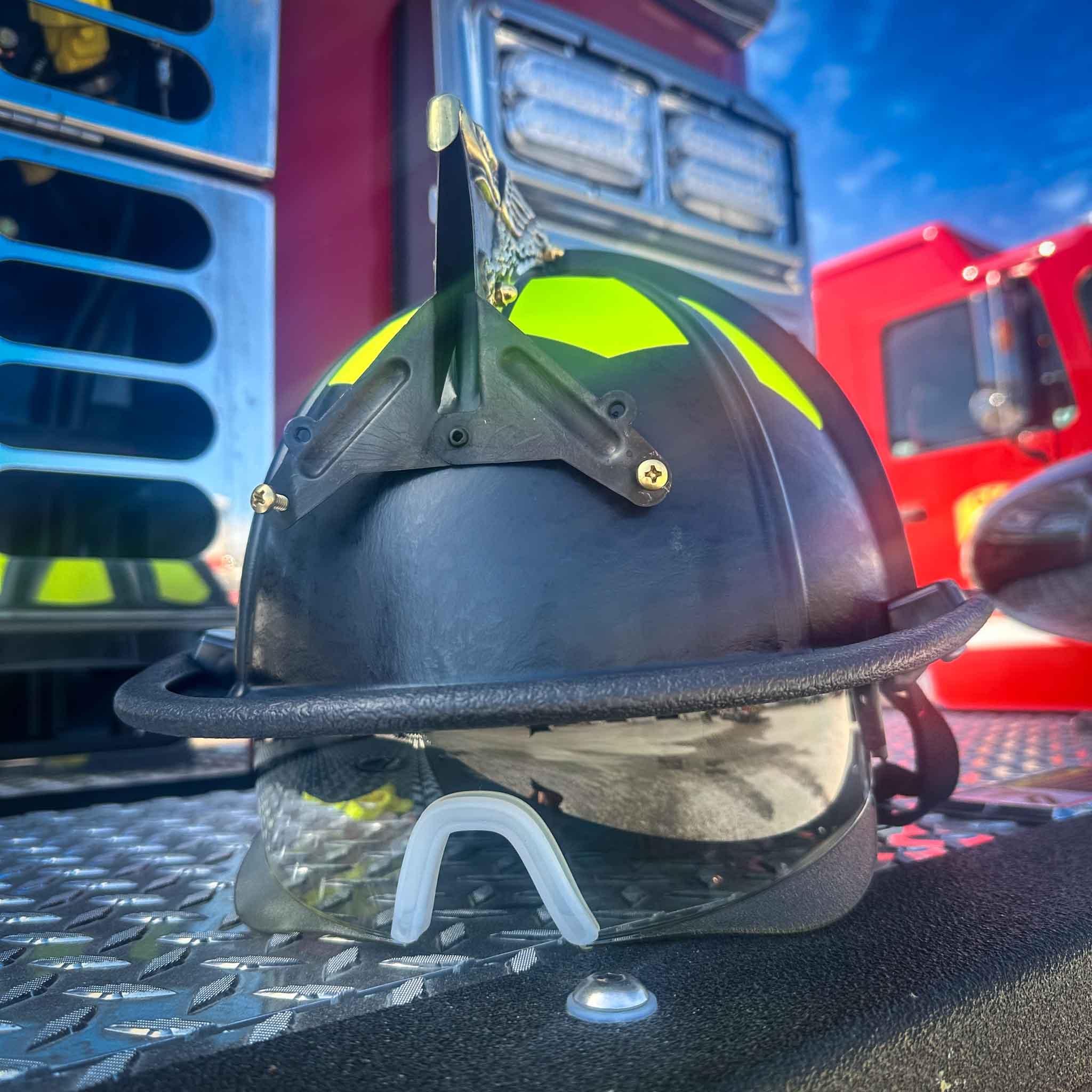 UST LW Black Helmet with Retrak Visor - Image 7